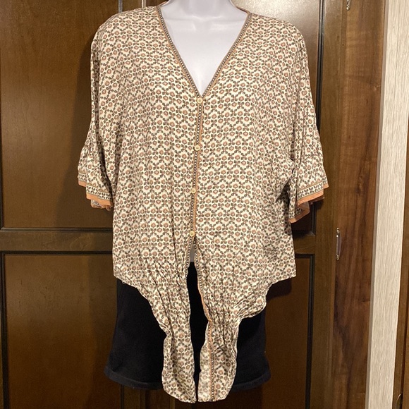 Max Studio Women’s Large quarter sleeve button v neck blouse with front knot - Picture 6 of 10